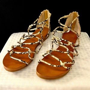 Flat sandal, size 10